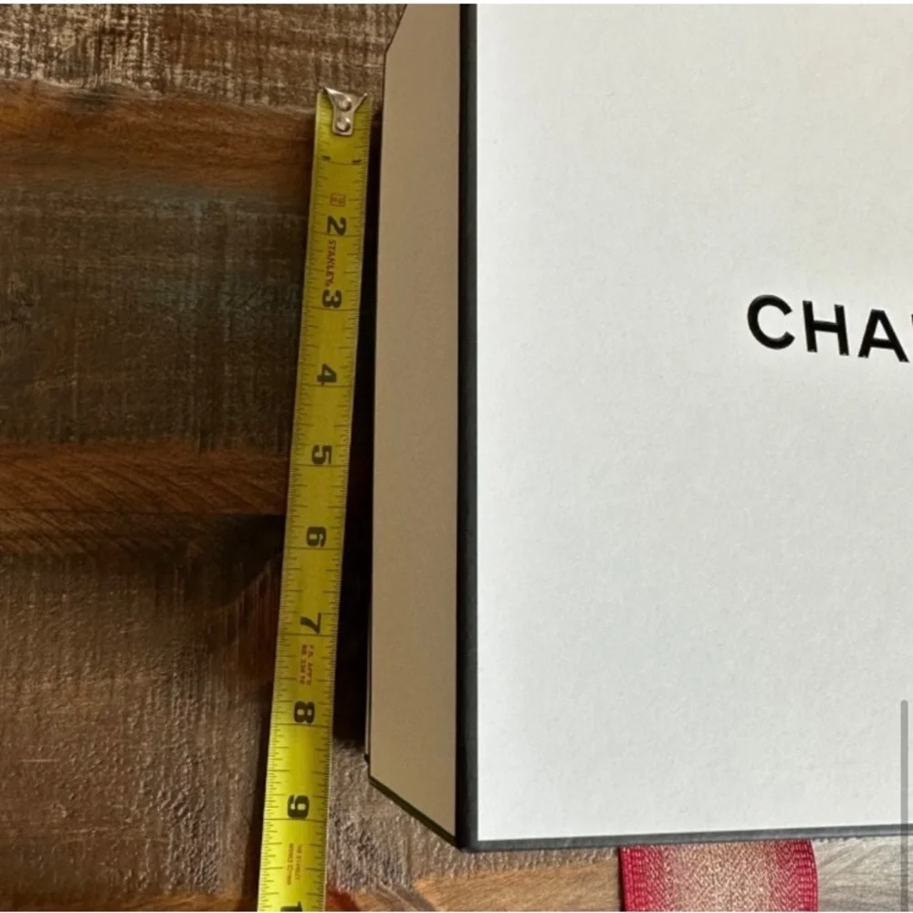 CHANNEL Box & Ribbon - Picture 2 of 9